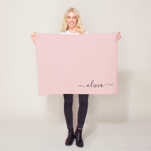 Couverture Polaire Blush Rose Pâle Monogramme Nom Moderne (En situation)