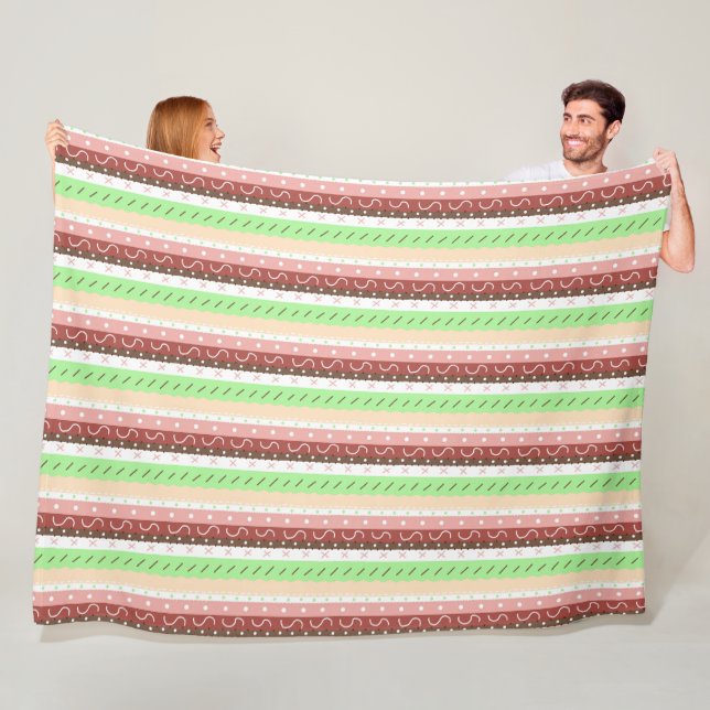 Couverture Polaire Boho Brown, Bourgogne, vert et mauve Whimsical (En situation)