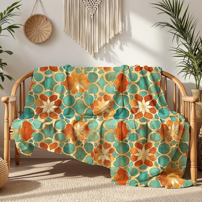 Couverture Polaire Boho Marocain Turquoise et Floral Terracotta (Boho Moroccan Turquoise and Terracotta Floral Fleece Blanket on a wooden sofa in a boho living room.)