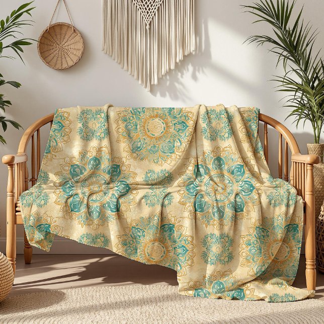 Couverture Polaire Boho Turquoise et Sable Beige Mandala (Boho Turquoise and Sand Beige Mandala Fleece Blanket on a boho rattan sofa nex to house plants)