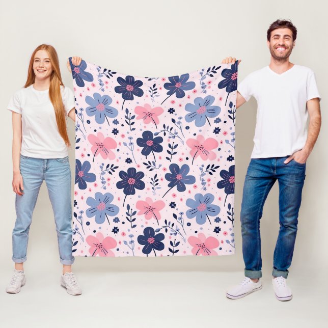Couverture Polaire Botanical Pink And Blue Flowers Nature Print (En situation)