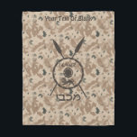Couverture Polaire Bouclier Maccabee du désert et oreilles<br><div class="desc">Un style militaire brun "sobre" représentant un bouclier de Maccabee et deux lances sur un arrière - plan de camo dans le désert. Le bouclier est orné d'un lion et d'un texte lisant "Yisrael" (Israël) dans l'alphabet paléo-hébreu. Le texte hébreu "Maccabee" apparaît également. Ajoutez votre propre texte supplémentaire. Les Maccabées...</div>