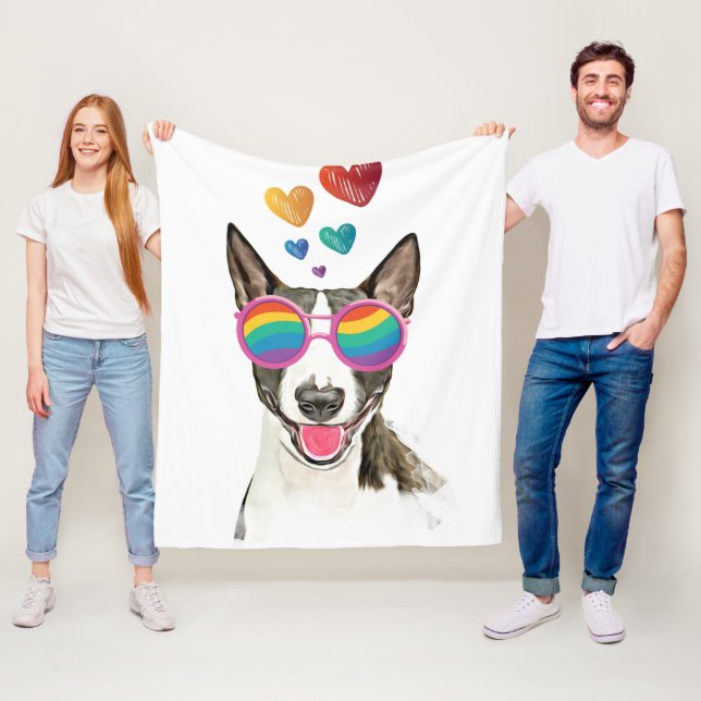 Couverture Polaire Bouledogue avec des cœurs pour la Saint-Valentin (En situation)