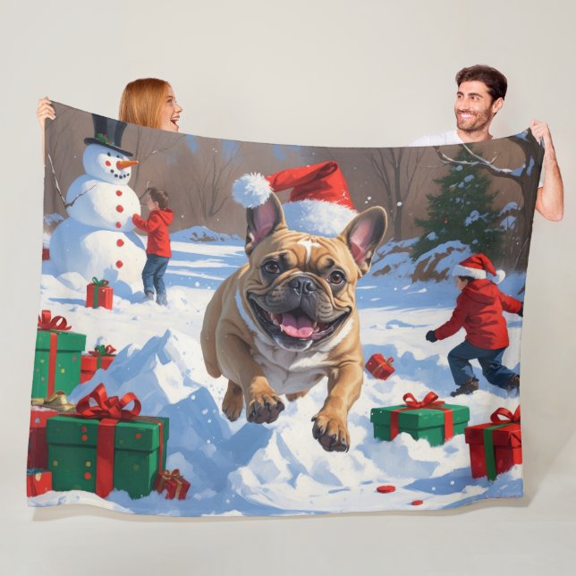 Couverture Polaire Bouledogue français courant dans la neige avec un  (En situation)
