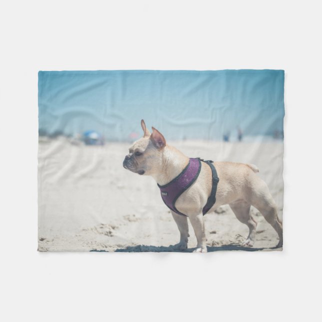 Couverture Polaire Bouledogue français sur la plage (Devant (Horizontal))