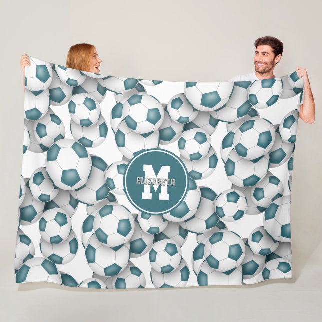 Couverture Polaire Boules de football blanc turquoise motif monogramm (En situation)
