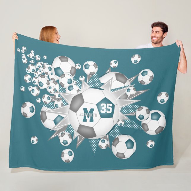 Couverture Polaire Boules de football gris turquoise étoiles filles d (En situation)