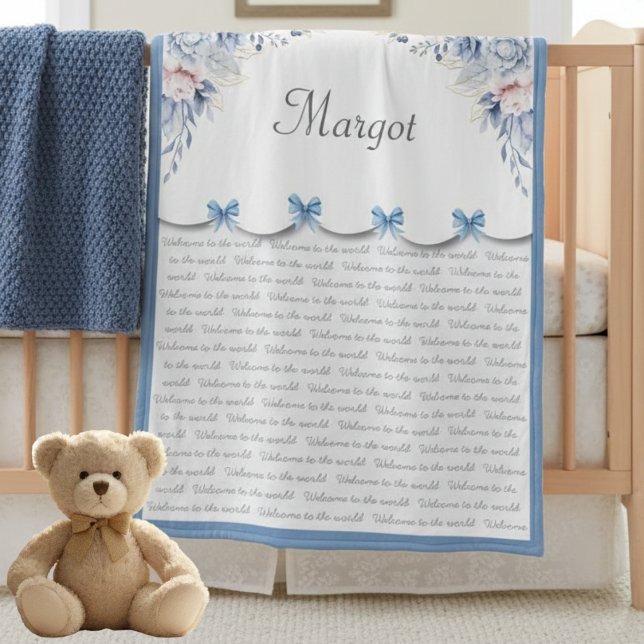 Couverture Polaire Boutique Bleue Bébé Fille Sur Mesure Nurserie (French blue blanket styled in a classic light-wood crib to show its elegant heritage design)