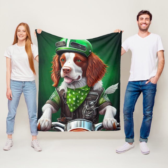 Couverture Polaire Brittany Spaniel conduite vélo St. Patrick's Day (En situation)
