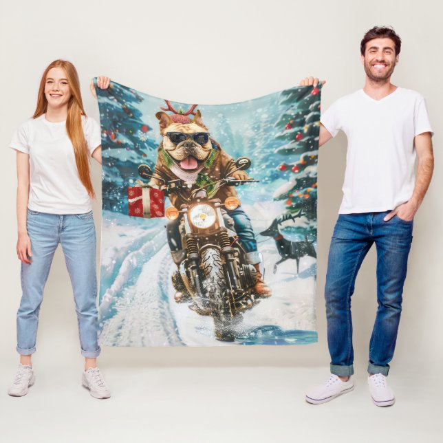 Couverture Polaire Bulldog à moto Noël (En situation)