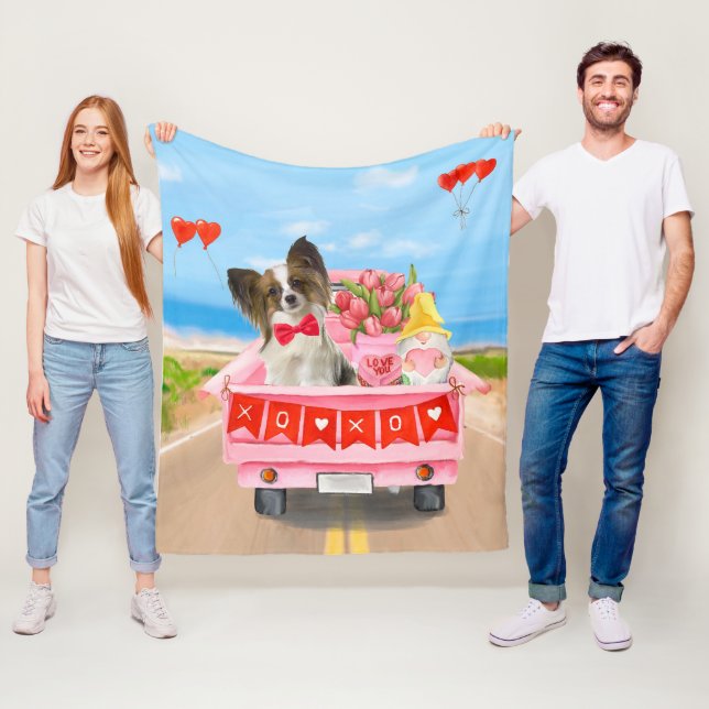 Couverture Polaire Camion de la Saint-Valentin pour chien papillon (En situation)