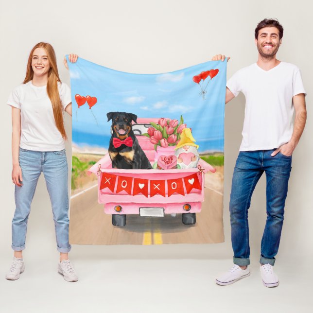 Couverture Polaire Camion de la Saint-Valentin pour chien Rottweiler  (En situation)