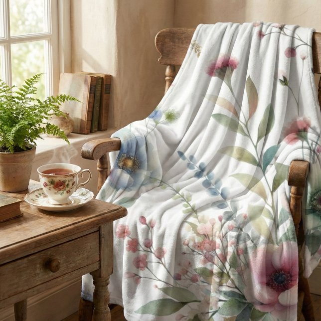 Couverture Polaire Campagnard Fleurs Pastel (Pastel floral fleece cottagecore-style blanket displayed on chair. a\A clean lifestyle mockup.)
