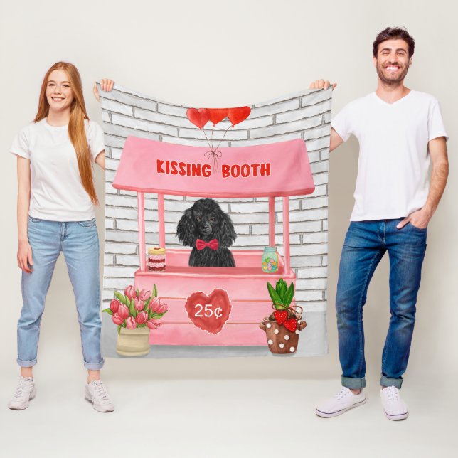Couverture Polaire caniche Chien Valentine's Day Kissing Booth (En situation)