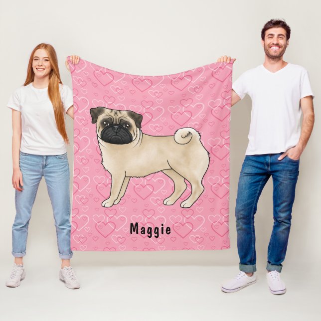 Couverture Polaire Carlin Fun Chien Cute Mops Et Coeurs Rose Avec Nom (En situation)