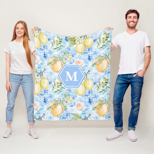 Couverture Polaire Carrelage Bleu Méditerranéen Limoncello Monogramme (En situation)