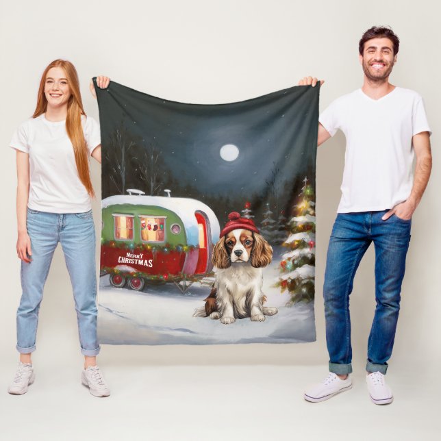 Couverture Polaire Cavalier King Charles Spaniel Caravane Noël  (En situation)