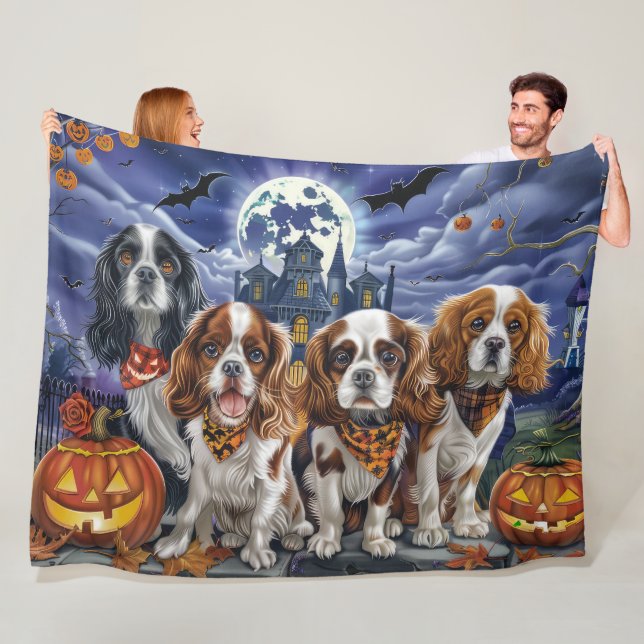 Couverture Polaire Cavalier King Charles Spaniel Halloween Épouvantab (En situation)