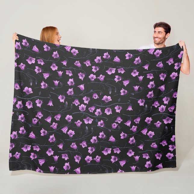 Couverture Polaire Cellules bleues de minuit, cloches, Bellflowers 2 (En situation)
