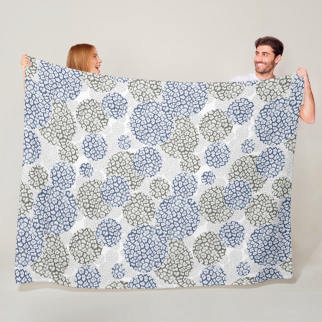 Couverture Polaire Cercles avec imprimé léopard gris et bleu (En situation)