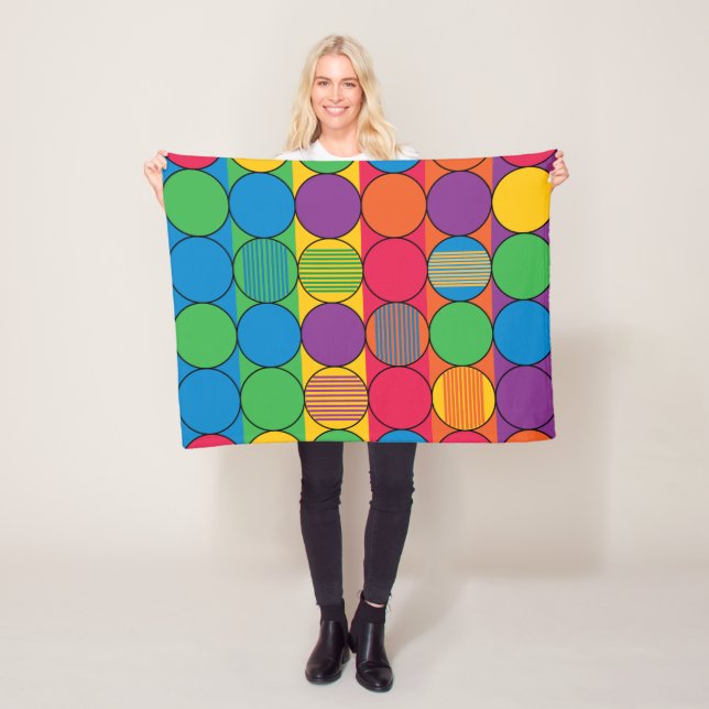 Couverture Polaire Cercles et bandes vivement colorés (En situation)