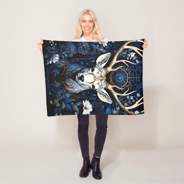 Couverture Polaire Cerf gothique floral céleste de minuit  (En situation)