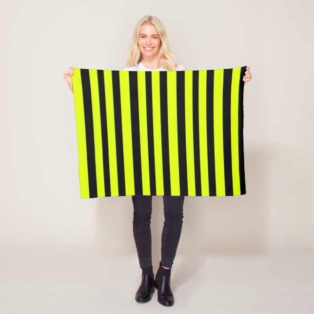 Couverture Polaire Chartreuse Vert et Rayures Noires (En situation)