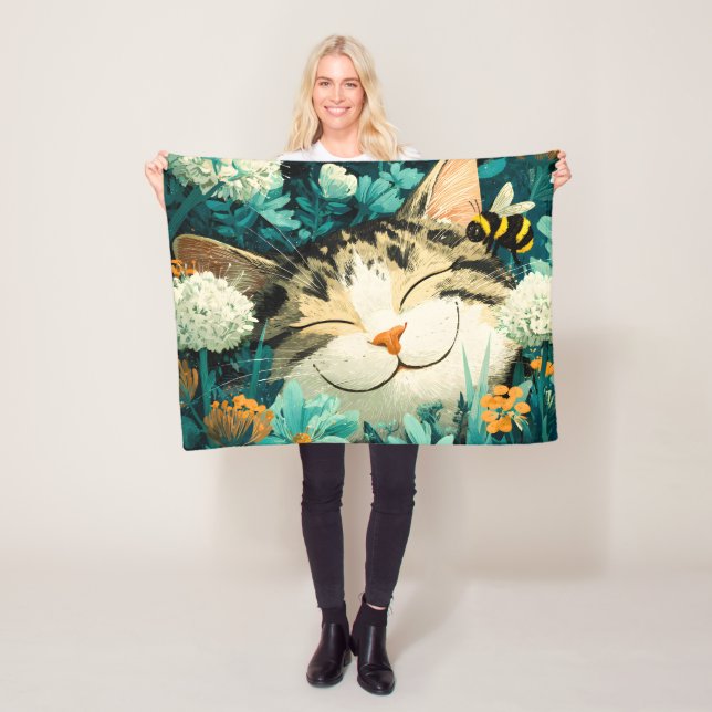 Couverture Polaire Chat de jardin endormi à l'aquarelle avec fleurs e (En situation)