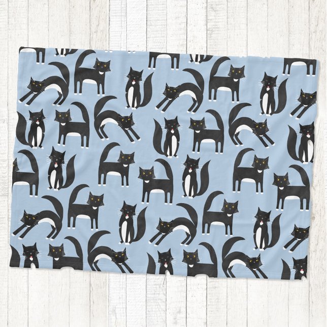 Couverture Polaire Chat noir et blanc Tuxedo bleu (Black and white tuxedo cat fleece blanket on a blue background)