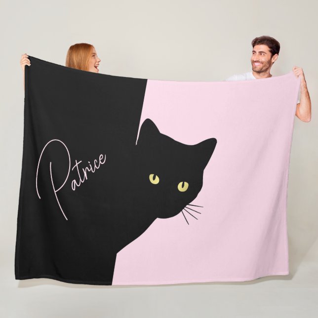 Couverture Polaire Chat noir rusé rose (En situation)