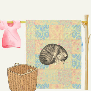Couverture Polaire Chat roulé en boule endormi sur courtepointe migno