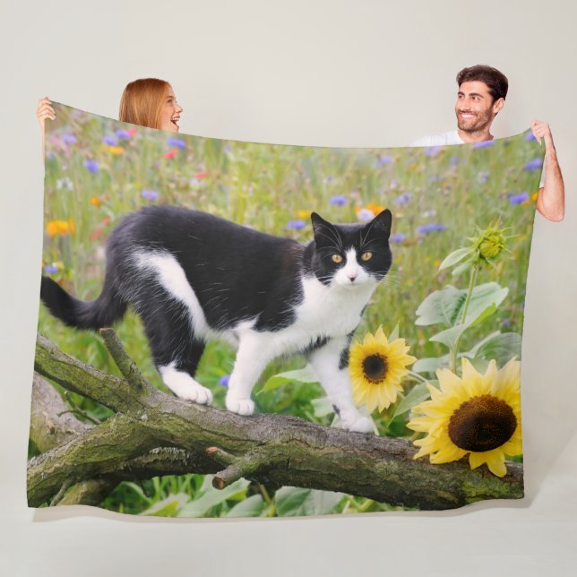 Couverture Polaire Chat tuxedo mignon sur une branche d'arbre avec de (En situation)