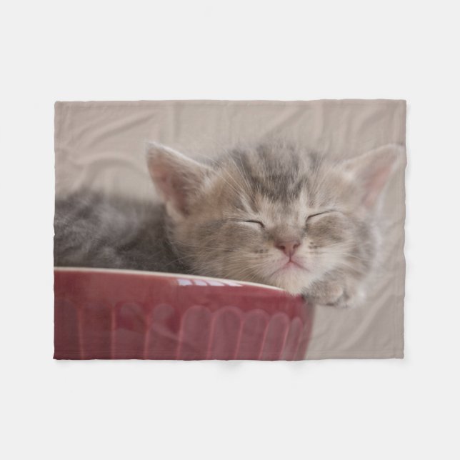 Couverture Polaire Chaton dormant dans une cuvette (Devant (Horizontal))