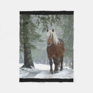 Couverture Polaire Cheval Brown dans une forêt d'hiver avec chute de