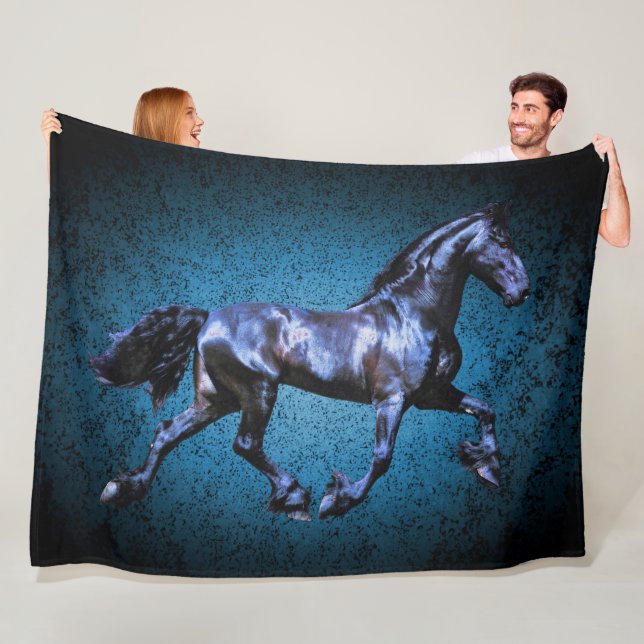 Couverture Polaire Cheval friésien, trot d'étalon noir, bleu (En situation)