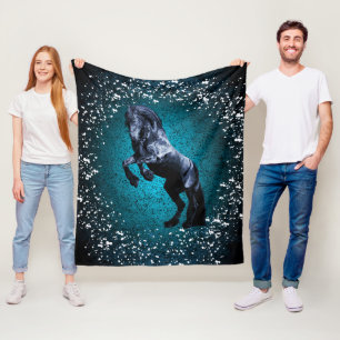 Couverture Polaire Cheval frison, étalon noir, neige, bleue