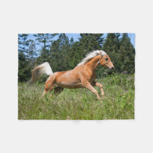 Couverture Polaire Cheval Palomino courant à travers une prairie