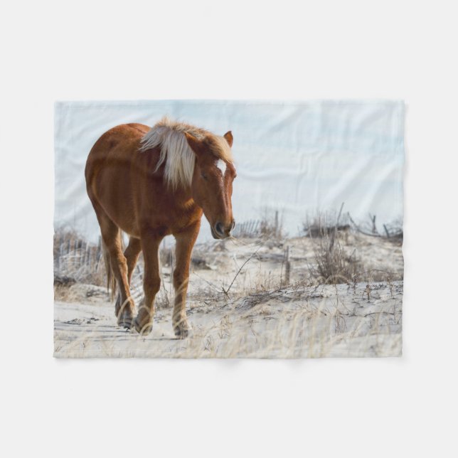 Couverture Polaire Cheval sauvage sur des dunes (Devant (Horizontal))