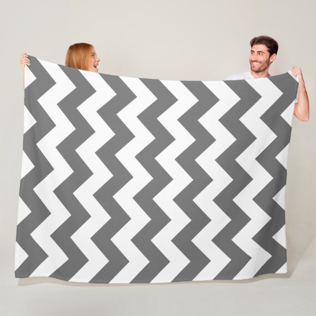 Couverture Polaire Chevron blanc et gris charbon (En situation)