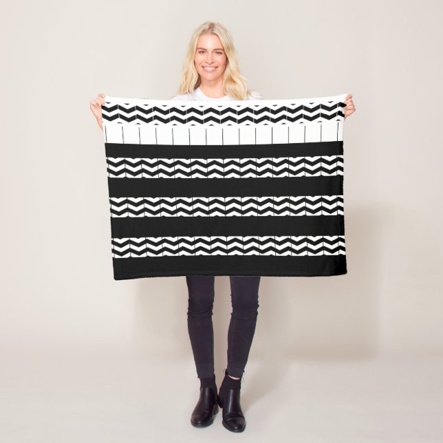 COUVERTURE POLAIRE CHEVRON NOIR ET BLANC (En situation)