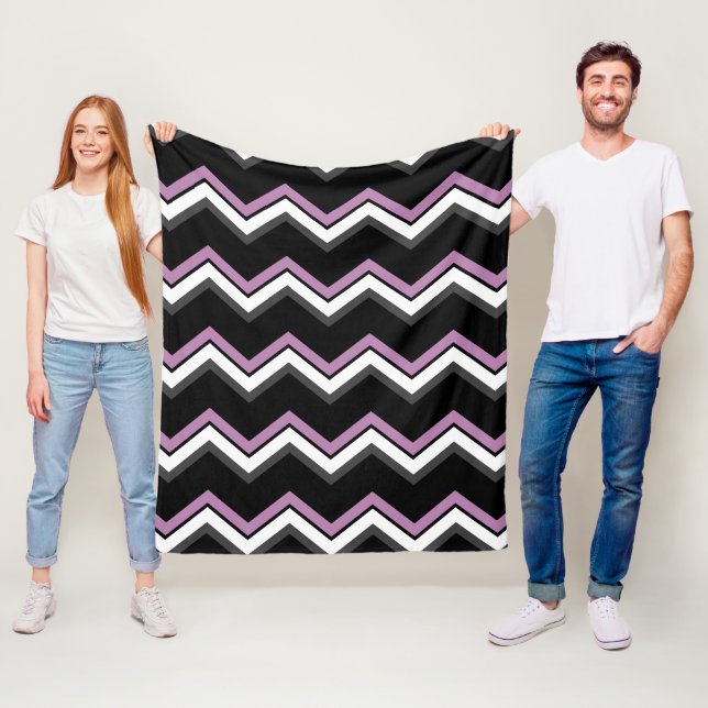 Couverture Polaire Chevron rose, noir, gris et blanc (En situation)
