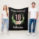 Couverture Polaire Chic 18th Birthday Pink Parties scintillant Name<br><div class="desc">Joyeux 18e anniversaire Parties scintillant rose floral Wreath Fleece Blanket. Customisez le nom et le message de bienvenue de la fille d'anniversaire.</div>