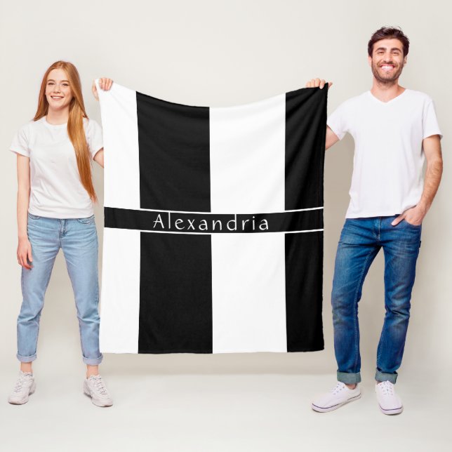 Couverture Polaire Chic Grilles Noir et Blanc (En situation)