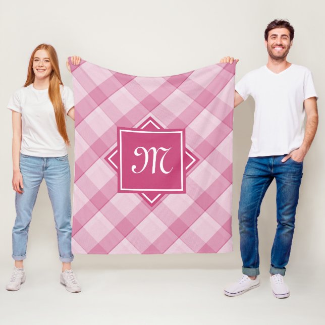 Couverture Polaire Chic Pink Plaid Avec Monogramme Diagonal Moderne (En situation)