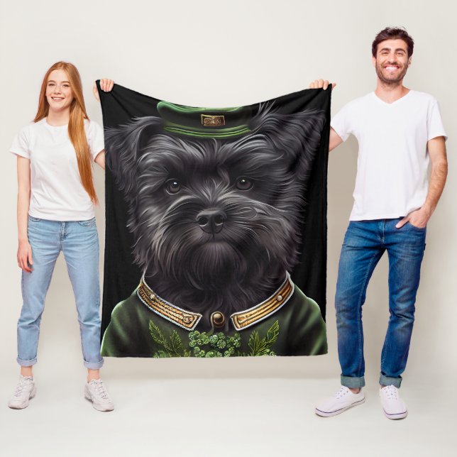 Couverture Polaire Chien Affenpinscher en Robe de la Saint Patrick (En situation)