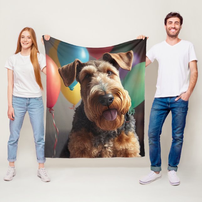 Couverture Polaire Chien Airedale avec gâteau et ballons (En situation)