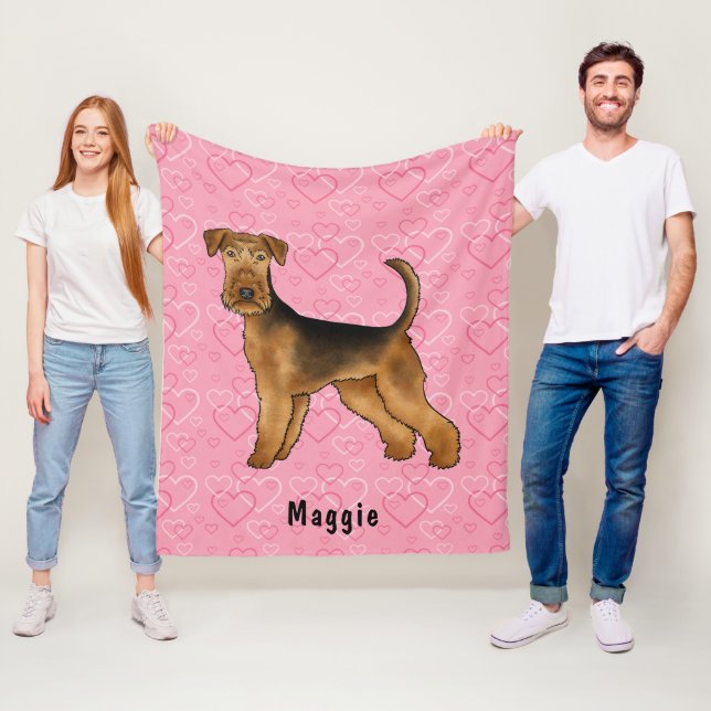 Couverture Polaire Chien Airedale Terrier avec des cœurs roses et un  (En situation)