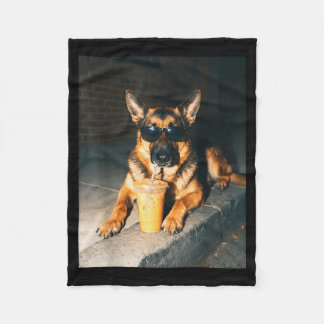 Couverture Polaire Chien berger allemand buvant un café glacé Art pou
