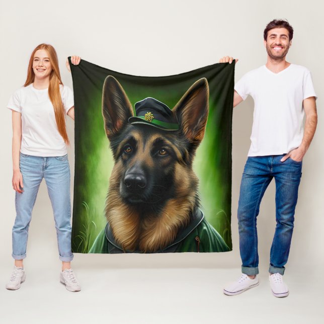 Couverture Polaire Chien berger allemand en tenue de jour St. Patrick (En situation)