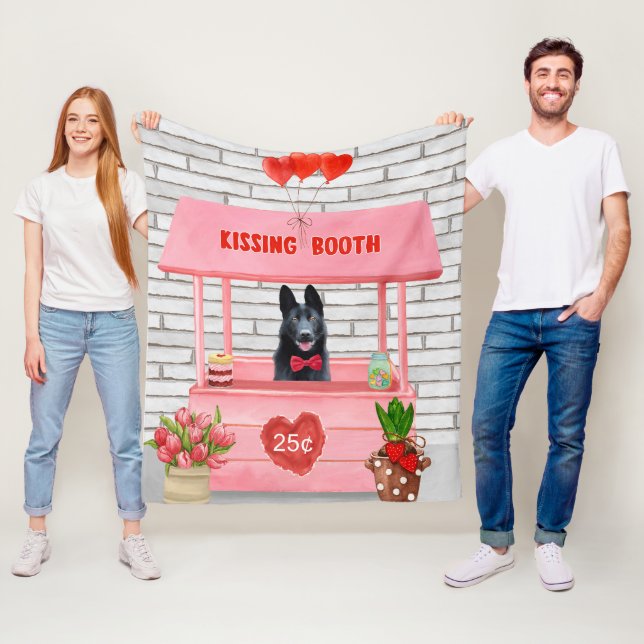 Couverture Polaire Chien berger allemand Valentine's Day Kissing Boot (En situation)